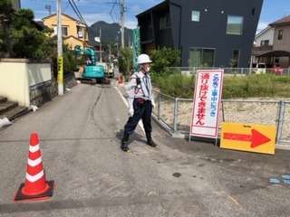 工事現場での車両誘導の警備を広島にて引き受けます